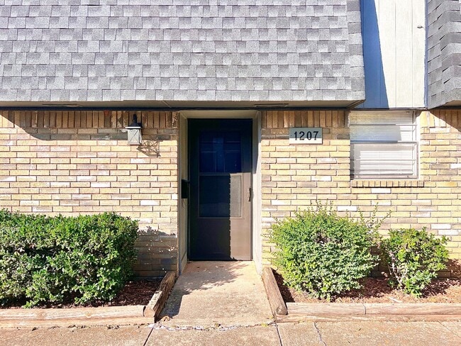 Building Photo - 1207 Lakecrest Dr