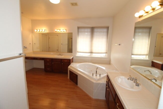 Building Photo - 2475 Deauville Cir