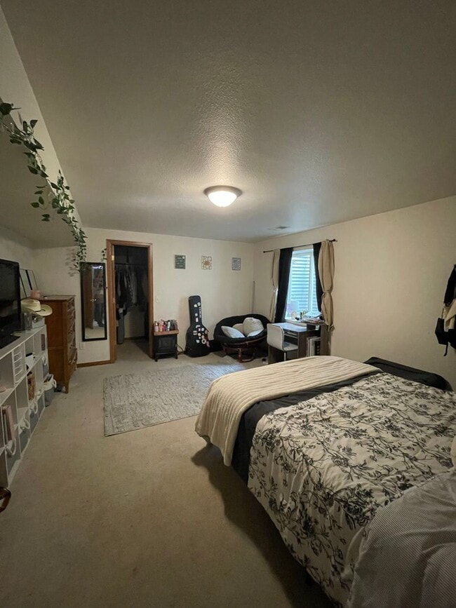 Building Photo - STUDENTS WELCOME! Spacious Duplex in Southwest Ft. Collins