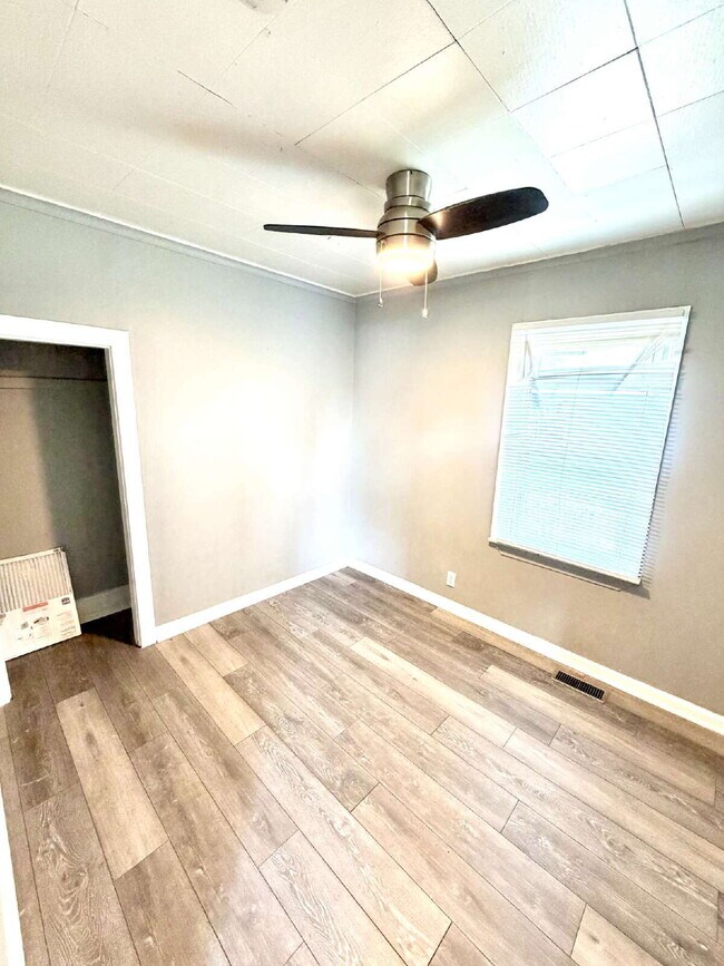 Building Photo - 2 bed, 1 Bath: Updated Inside!