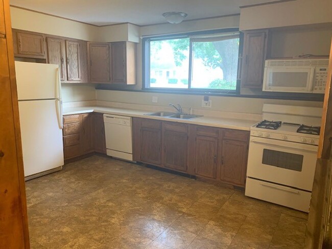 Building Photo - 4 Bedroom 2 Bath Home Available for Rent i...