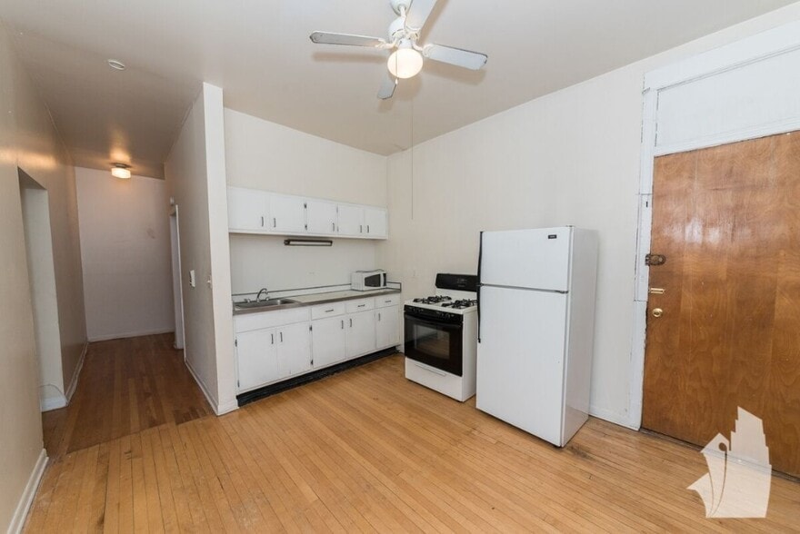 Building Photo - 917 W Waveland Ave