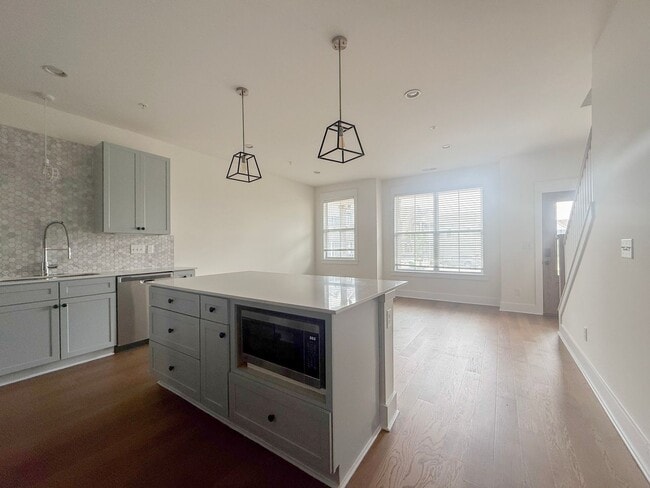 Building Photo - Spacious 4-Bedroom Townhome on Allison Way with Pool Access Near TTU