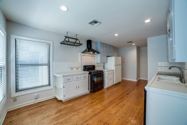 Building Photo - 244 Halcyon Pl