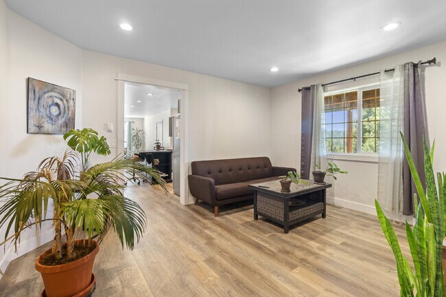 Building Photo - Beautiful, Spacious, Damascus Home with Incredible Views