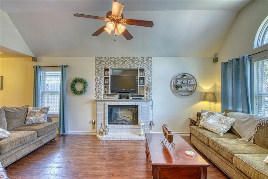 Building Photo - 714 Saint Lucy Dr