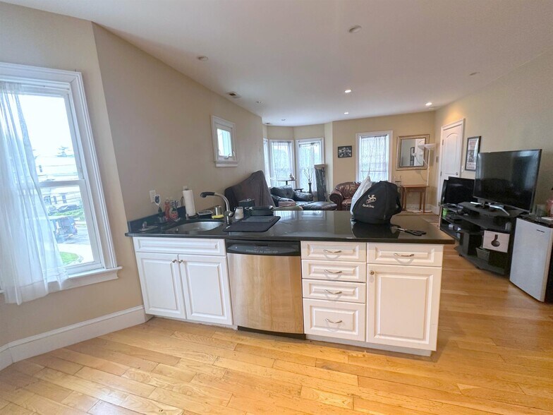 Building Photo - 28 Benham St