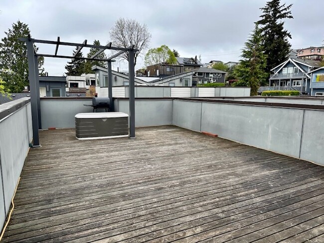 Building Photo - 3 Bedroom Queen Anne Townhouse w/rooftop deck