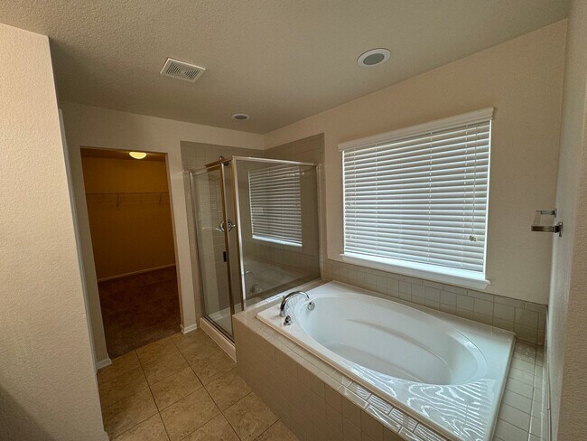 Building Photo - Well maintained Home with 4 bedrooms 3 bat...