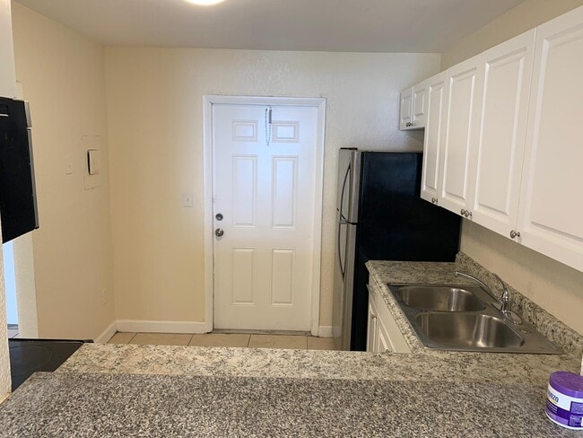 Building Photo - 15221 NE 6th Ave