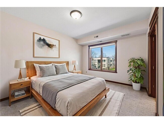 Building Photo - Large 2BD/2.5BA two story corner unit on Dayton Ave in St Paul!!