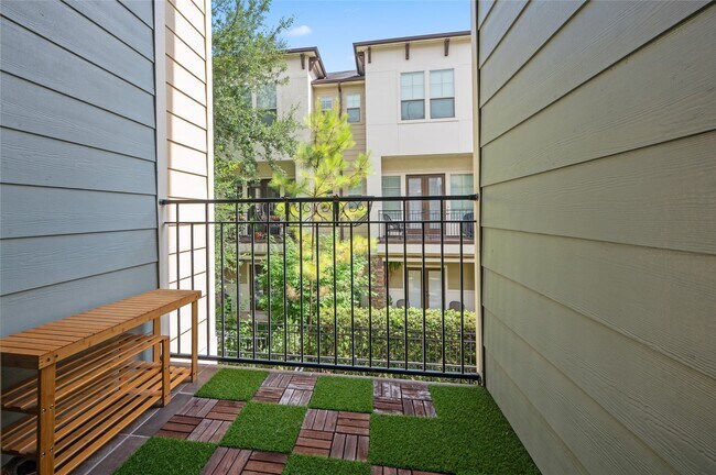 Building Photo - 1114 W 25th St