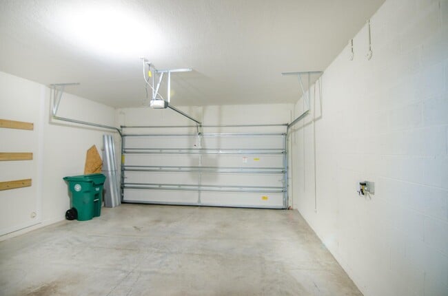 Building Photo - 5600 NW Pine Trail Cir