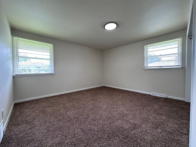 Building Photo - 490 St Bernard Dr