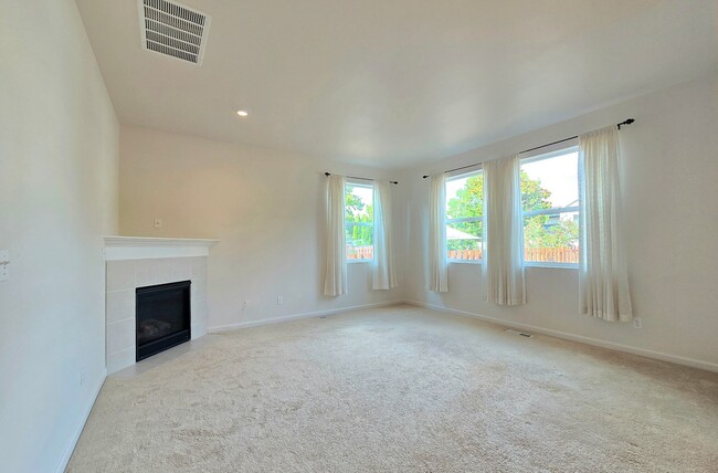 Building Photo - Single Family 4 Bed/2.5 Bath Home in Lake ...