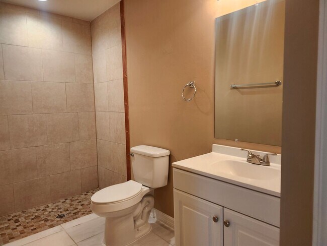 Building Photo - 606-608 Nicholas Pkwy W