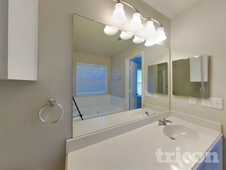 Building Photo - 1915 Pin Oak Ln