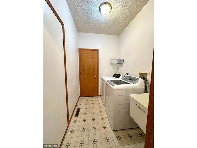 Building Photo - 1567 Dublin Ct