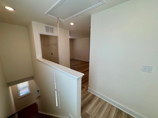 Building Photo - The Grove at Neill's Pointe