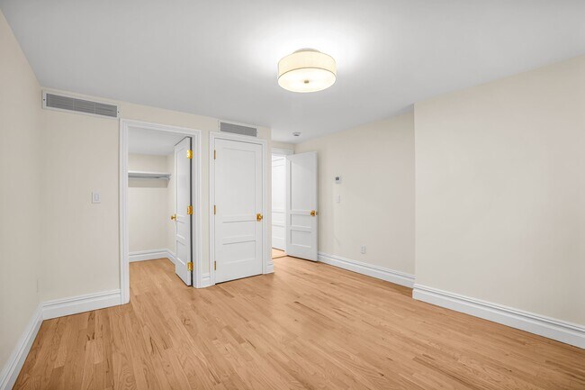Building Photo - 468 Henry St