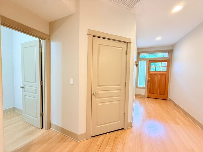 Building Photo - Spacious 3 Bedroom Townhome with Huge Bonus Room!