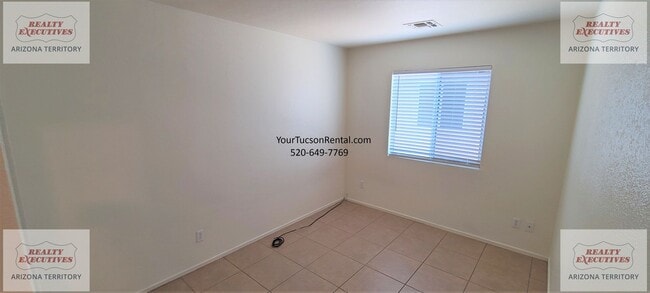 Building Photo - Valencia Rd & Headley Rd 3/2 - July move in special! - All tile floors and updated kitchen