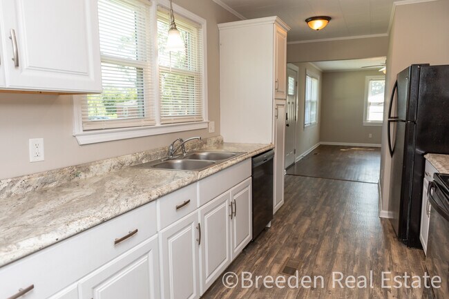 Building Photo - 1096 Elm Cir