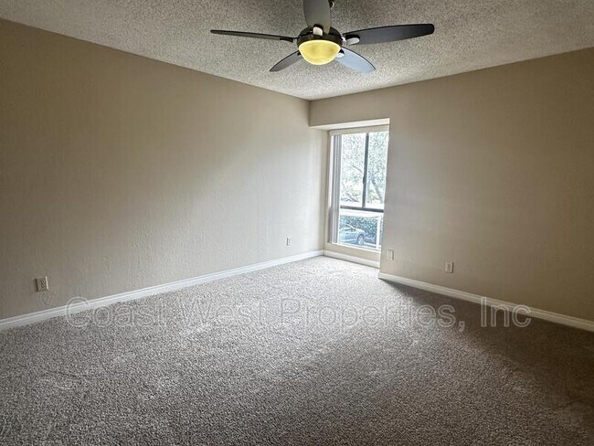 Building Photo - 9249 Village Glen Dr