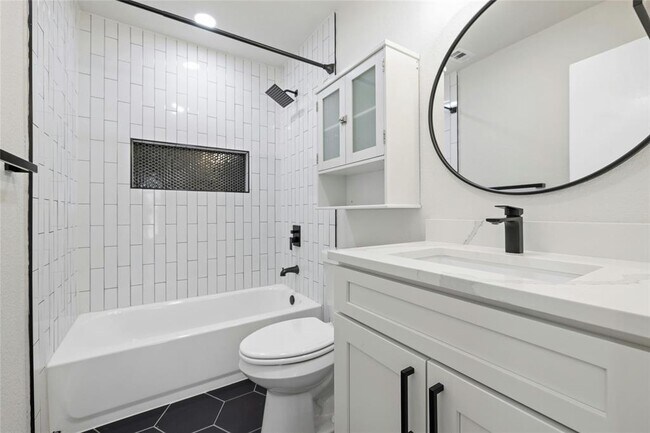 Building Photo - 1400 Bellmar Dr