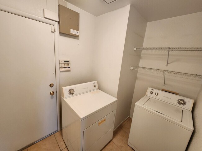Building Photo - Cozy 3Bed/2Bath/2Car Residence located in North Las Vegas!