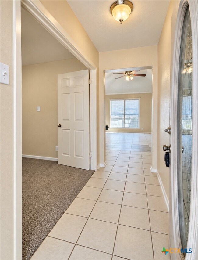 Building Photo - 2204 Lazy Ridge Dr