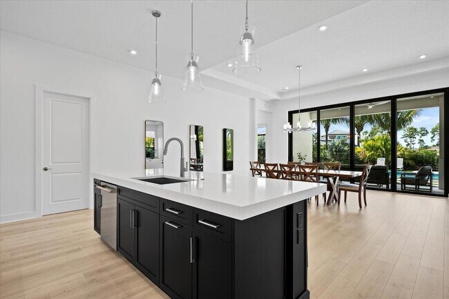 Building Photo - 13621 Le Christine Dr