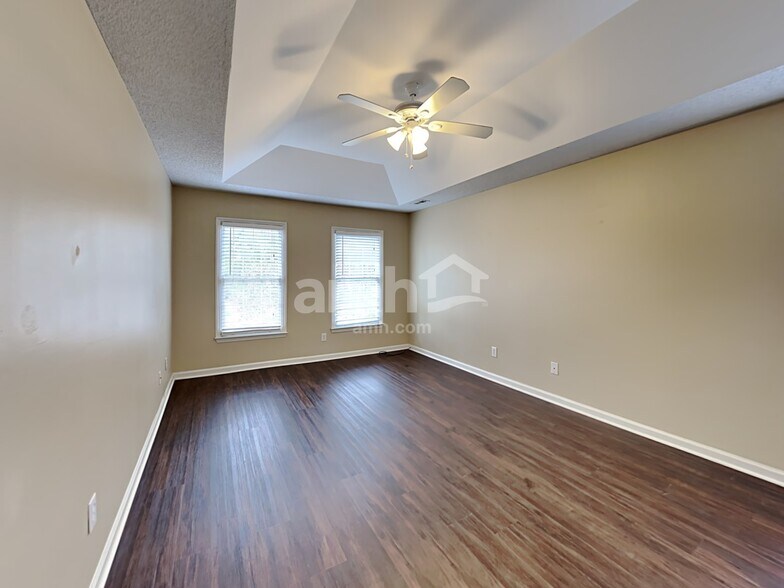 Building Photo - 601 Crossing Dr
