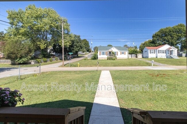 Building Photo - 524 Midlake Dr NE