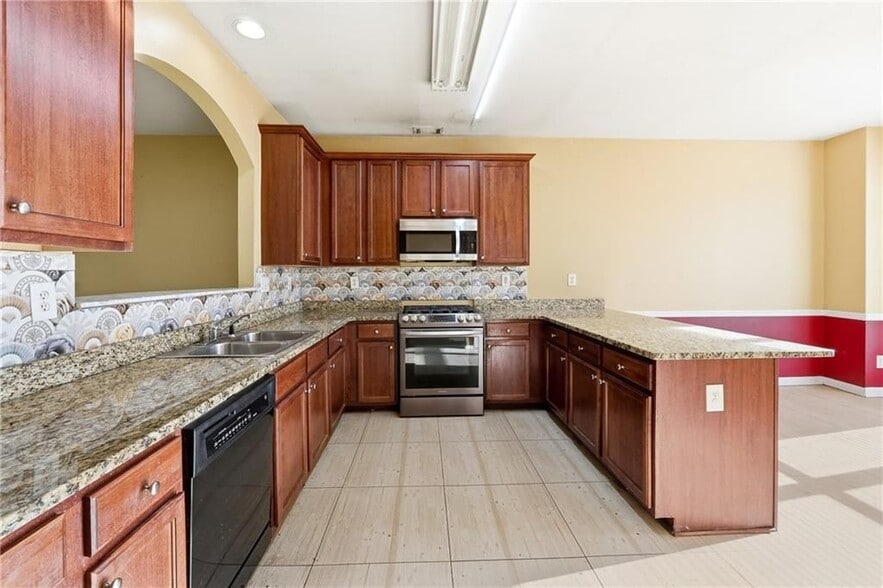 Building Photo - 6199 Thorncrest Dr