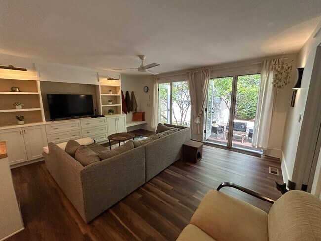 Building Photo - Gorgeous updated furnished cottage!