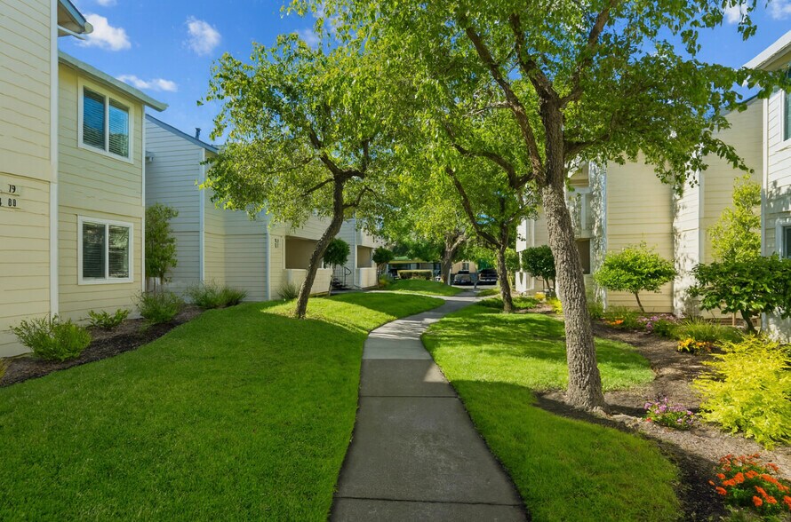 Primary Photo - Emerald Pointe