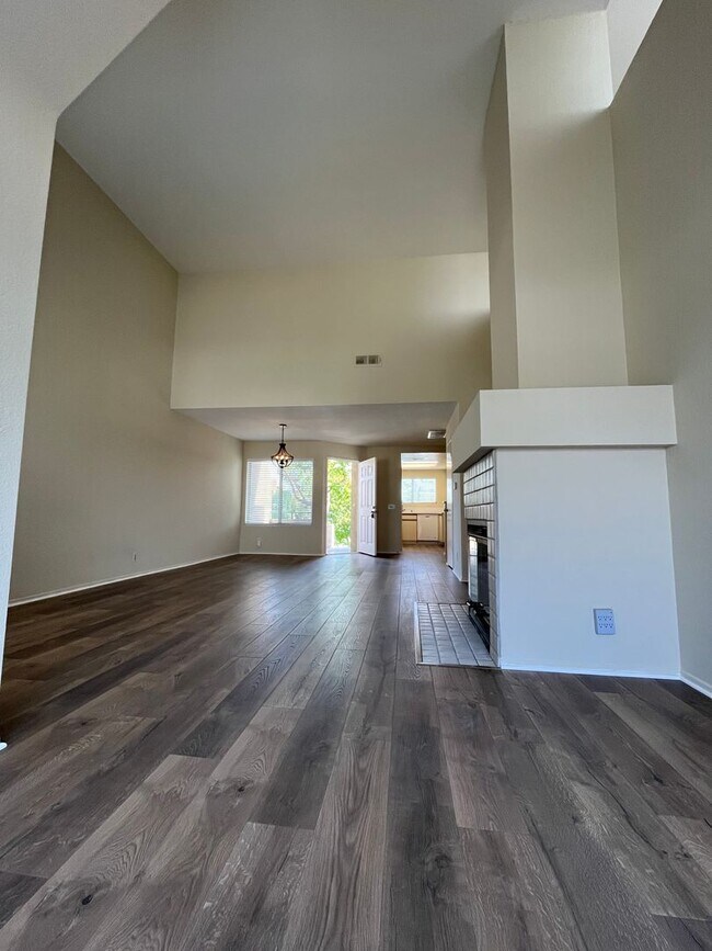 Building Photo - JUST REFURBISHED SPACIOUS DUAL MASTER COND...