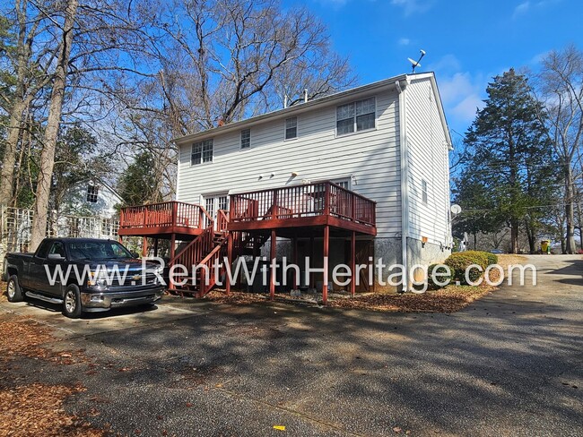 Building Photo - AWESOME 2 BEDROOM / 1.5 BATH APARTMENT IN ...