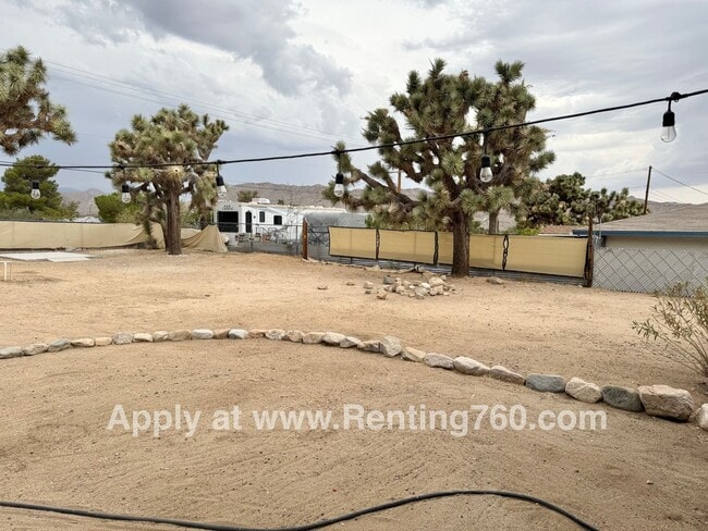 Building Photo - Modern & Updated Home With Solar!