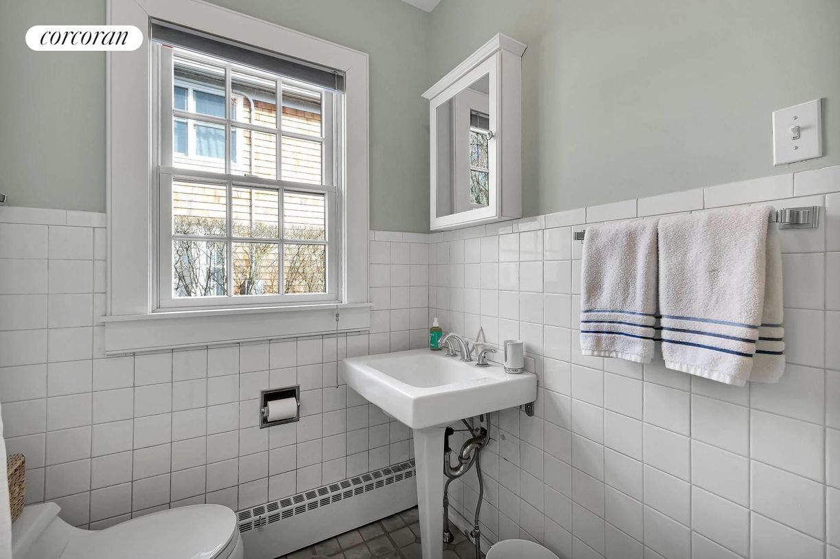 Building Photo - 26 Henry St