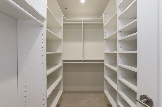 Building Photo - 2 Bed / 2.5 Bath Luxurious townhome near d...