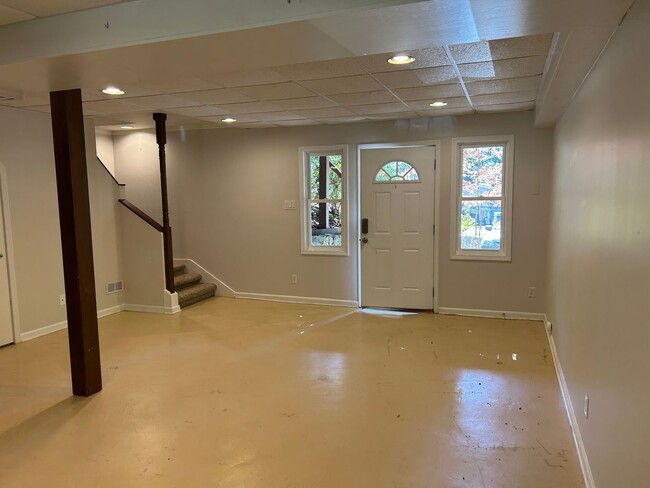 Building Photo - South AVL - One Bedroom Basement Apartment