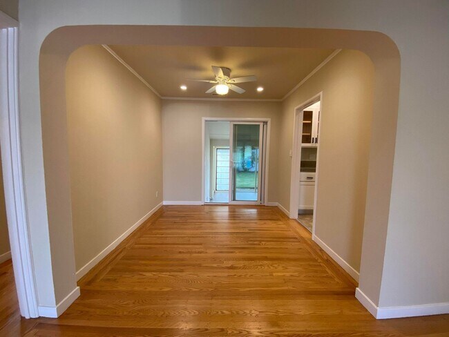 Building Photo - Charming 2-Bedroom Home Near Downtown San ...