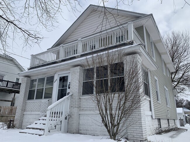 Building Photo - NW 2BR Upper