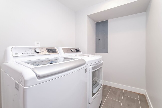 Building Photo - Stunning remodeled 4BD/3.5BA Seattle Craftsman with Solar, A/C & EV Charging for RENT- Available ...