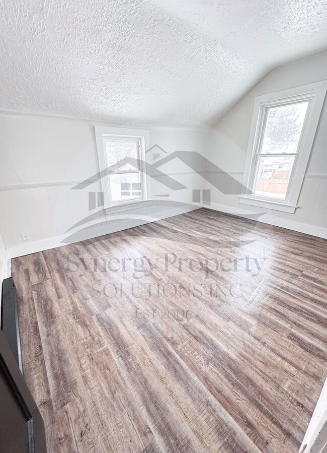 Building Photo - Crestline Home DEPOSIT SPECIAL $295.00