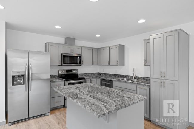 Building Photo - 3 Bed \ 2.5 Bath Gorgeous Newer Townhome!!