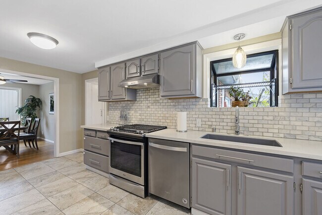 Building Photo - 1627 E Broadway