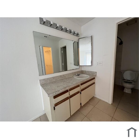 Building Photo - 273 SW Sterret Cir